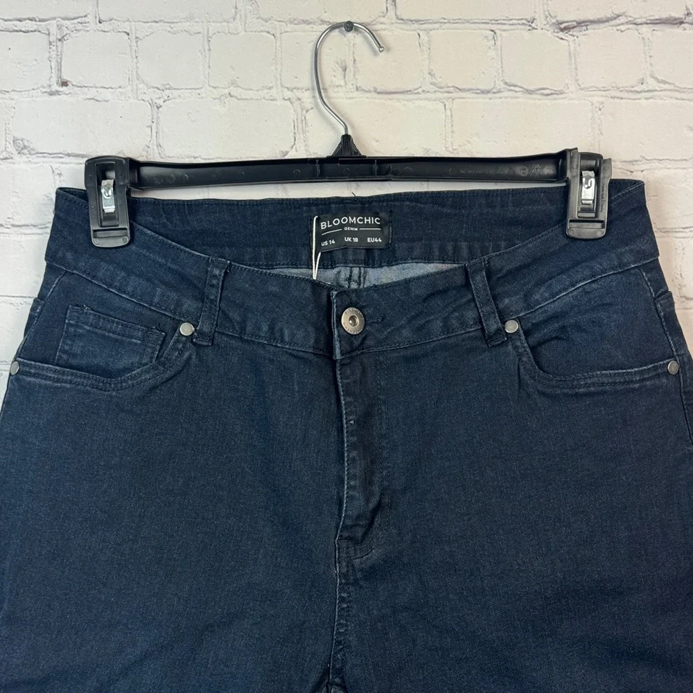 BloomChic Dark Blue Cropped Jeans with Embroidery Butterfly Detail Plus Size 14 - Picture 4 of 8